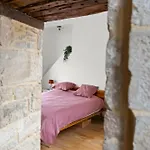 The Purple Courtyard Couette-café