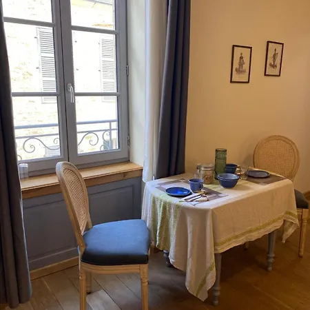 The Purple Courtyard 3* Beaune (Cote d'Or)