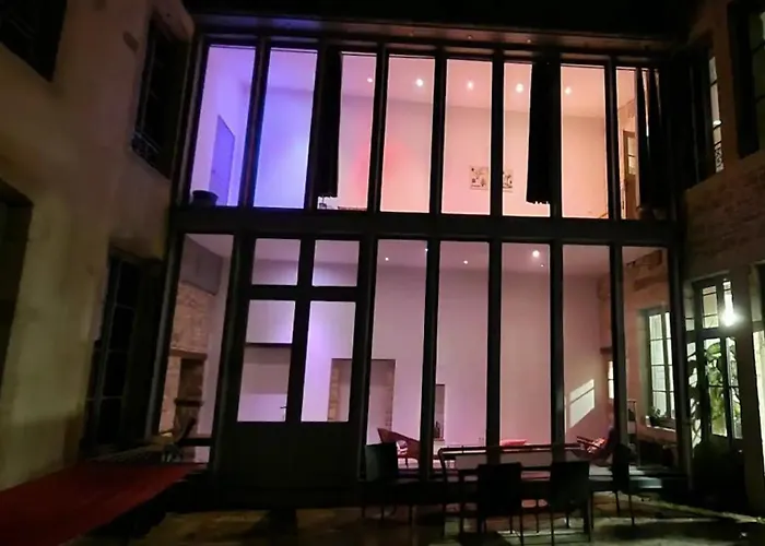 The Purple Courtyard Бон