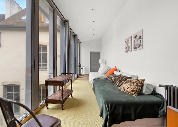 The Purple Courtyard Бон