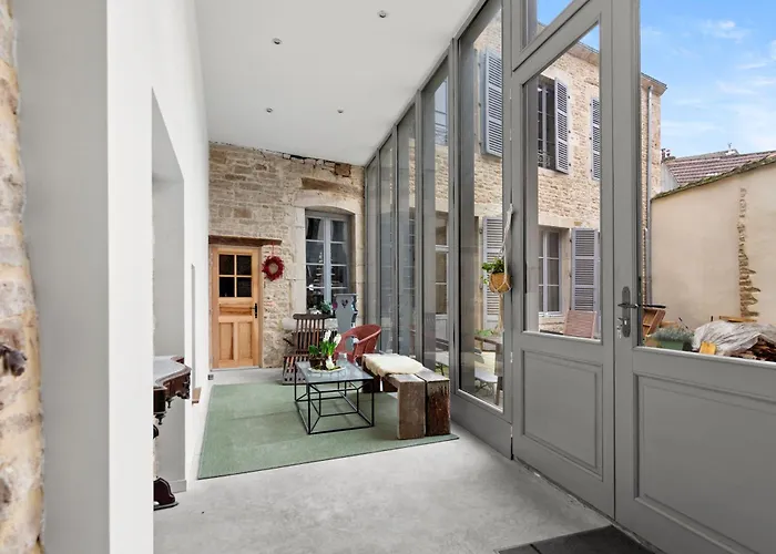 The Purple Courtyard Бон